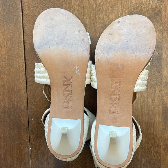 🌸DKNY 2” kitten heel with faux cream snake skin - back zipper closure - Picture 4 of 7